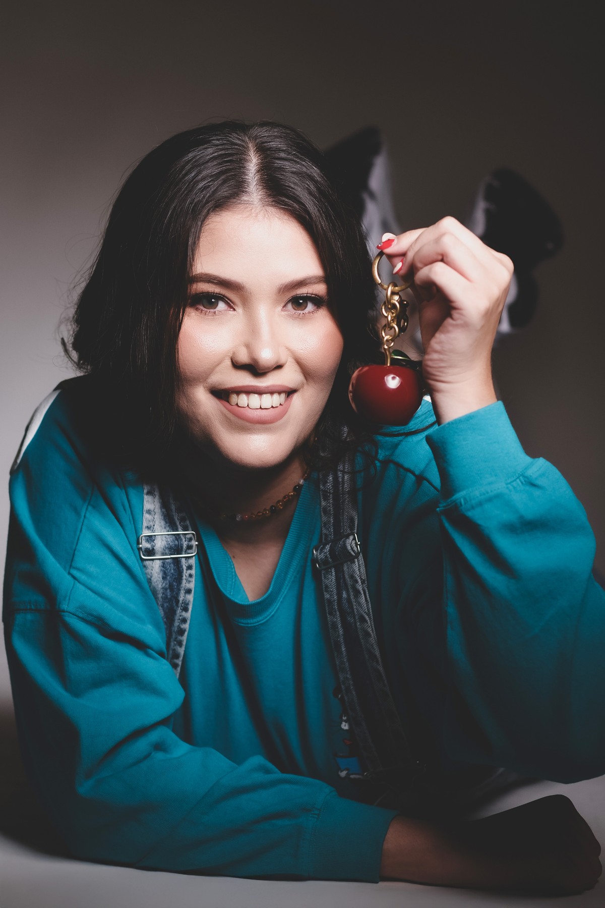 Miss Pau con manzana y materiales lúdicos