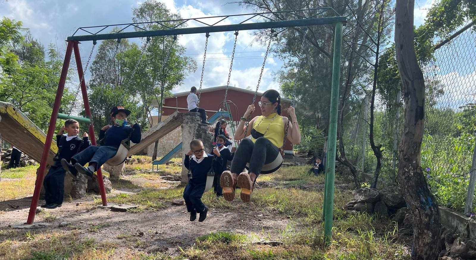 Mtra. Paulina en labor docente en comunidad y escuelas multigrado
